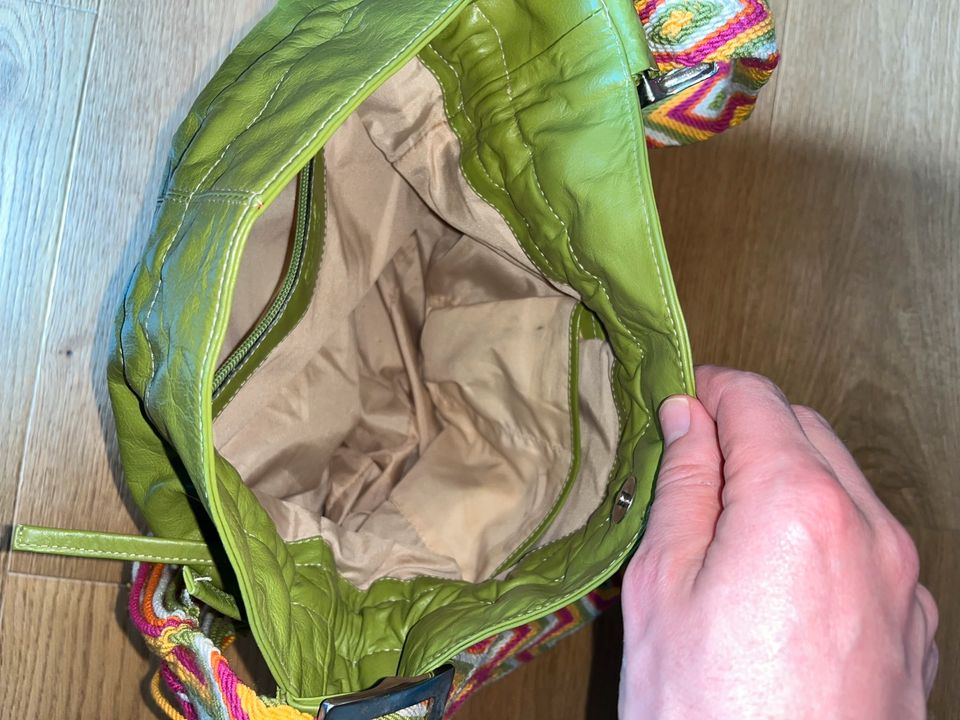 grüne Leder-Handtasche aus Kolumbien in Planegg