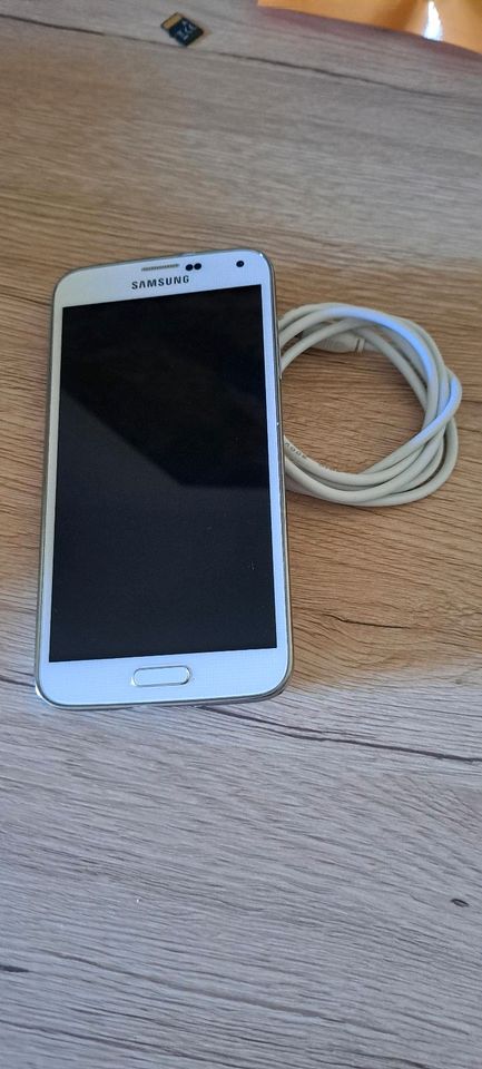 Handy Smartphone Samsung Galaxy S5 mit Ladekabel in Hennigsdorf