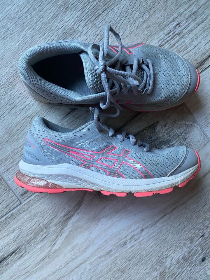 Sportschuhe von Asics in Gr. 35,5 in Burgdorf