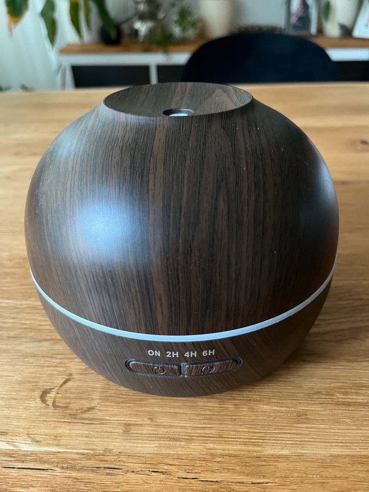 Aroma-Diffuser in Holzoptik mit Farbwechselspiel