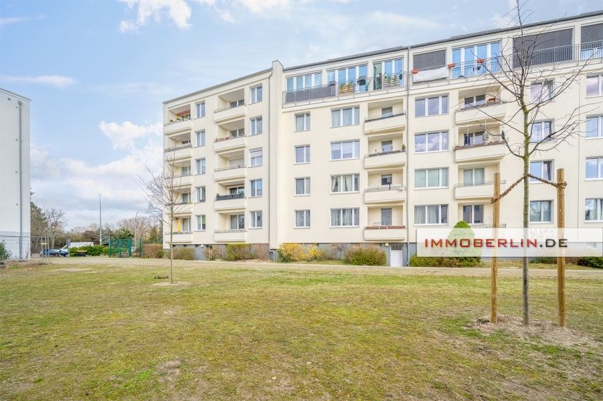 IMMOBERLIN.DE - Lichtdurchflutete Wohnung mit Westloggia in Westend in Berlin