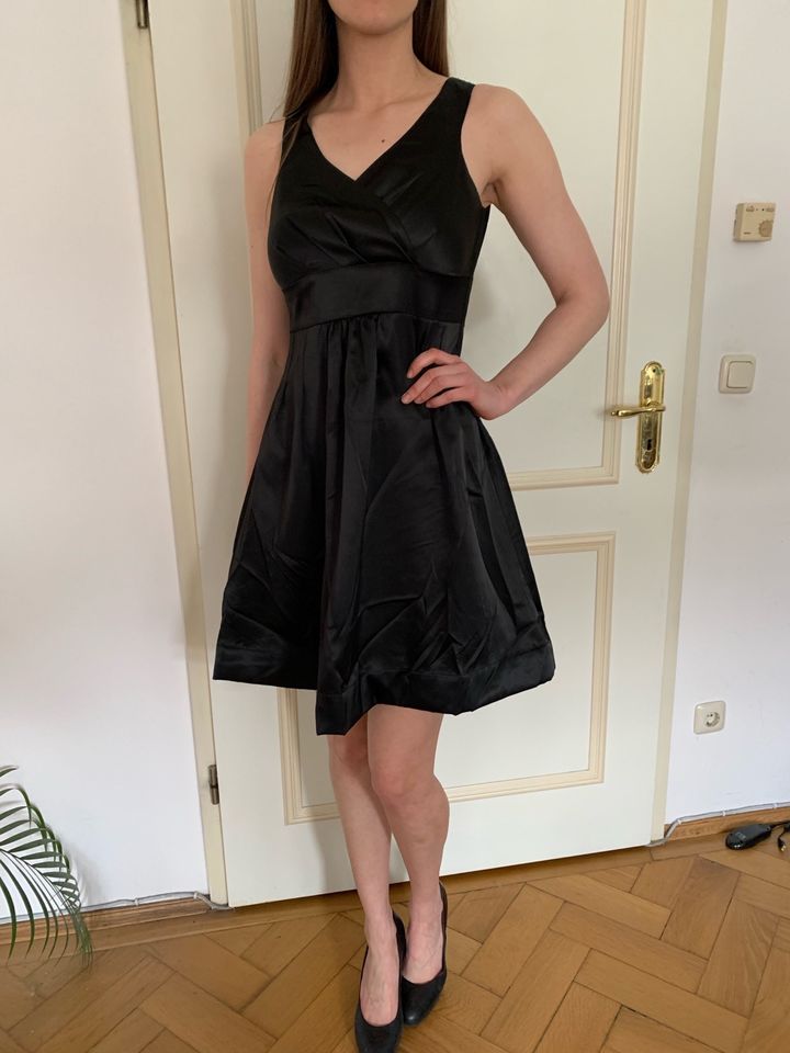 Schwarzes Kleid (glänzender Stoff, auf Bild ungebügelt) in Hürth