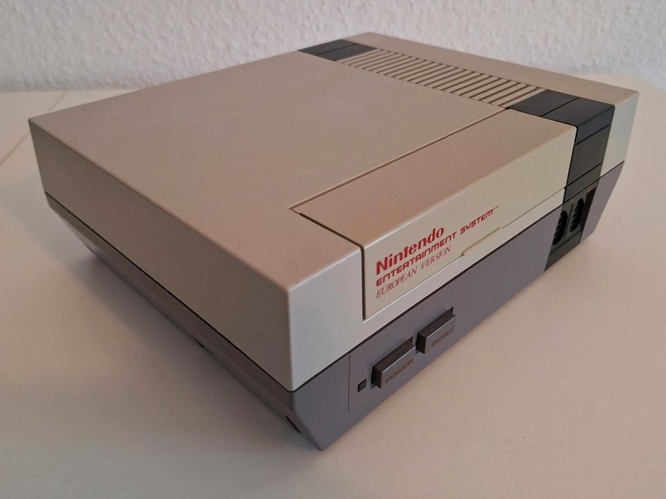 NES Konsole mit 4 Spielen + 2 Controller in Emmendingen