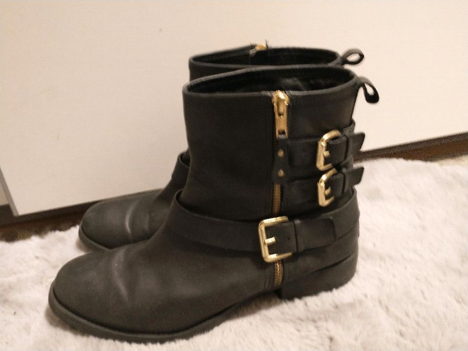 Stiefel Stiefeletten Boots echt Leder schwarz goldene Schnallen in Leipzig