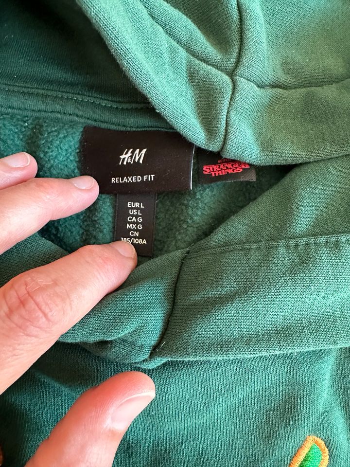 H&M Stranger Things Hawkins Hoodie grün L in Stade