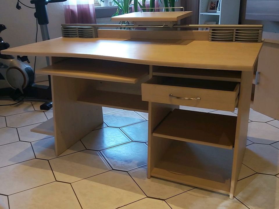 Hochwertiger Schreibtisch  mit Wandschrank in Hutthurm