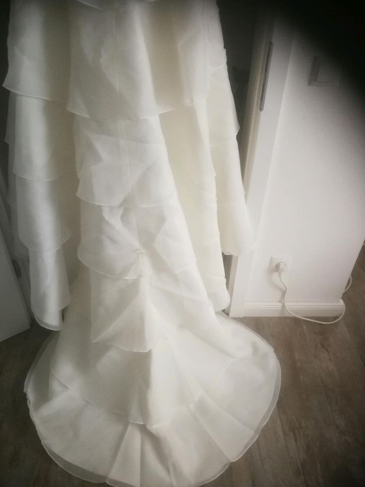 Brautkleid mit Schleppe in Drochtersen