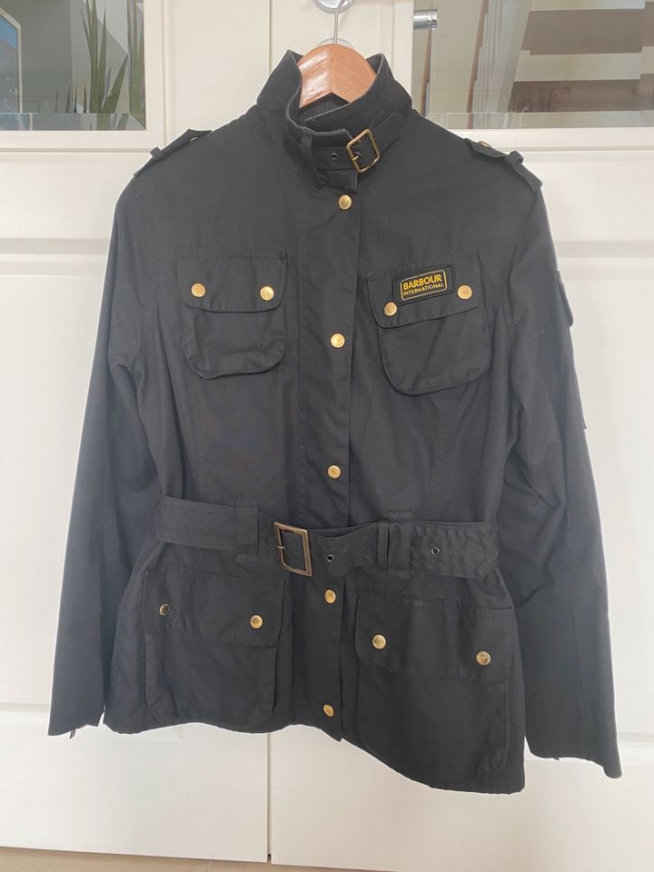 Neuwertige Barbour Wachsjacke mit Taillengürtel schwarz in Rellingen