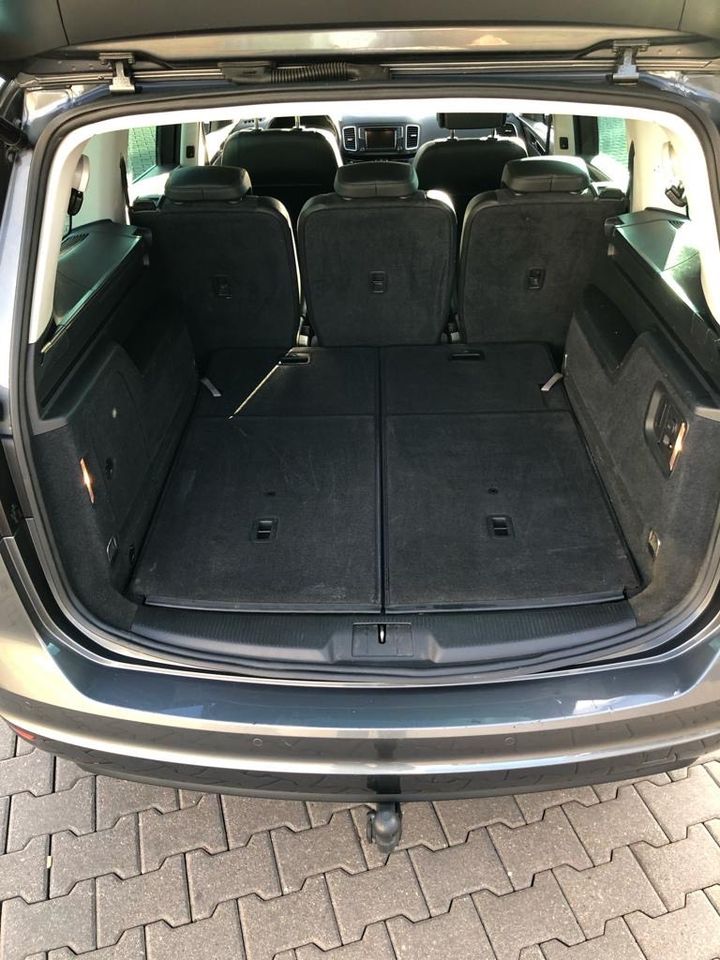 VW Sharan Grau in Nürnberg (Mittelfr)