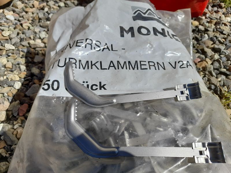 Universal Sturmklammern Monier V2A in Attenweiler