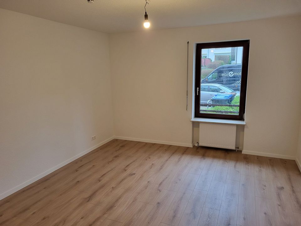 Provisionsfrei! Bezugsfreie 2,5 Zimmer Wohnung KERNSANIERT inkl. Tiefgarage + Garten in Gundelfingen