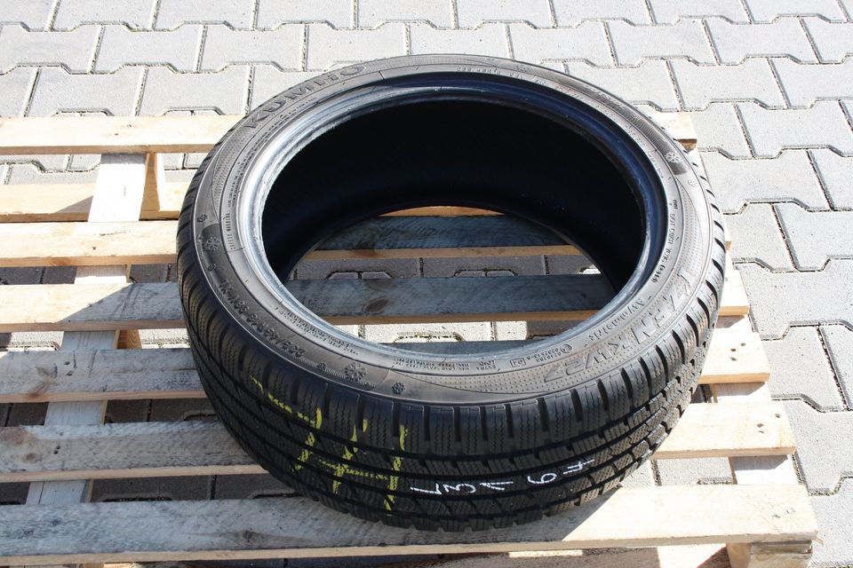 Winterreifen 235/45 R18 98V Kumho I'zen KW27 in Quellendorf