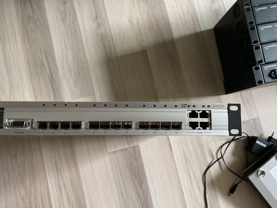 D-LINK  DGS-3612G xStack 12-Port SFP Layer 3+ Gigabit LWL Switch in Radbruch