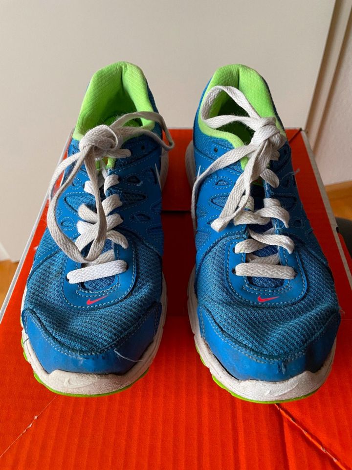 Kinder Nike Sportschuhe Revolution2, Blau/Weiß, Sohle Weiß/Grün in  Niedersachsen - Göttingen | Gebrauchte Kinderschuhe Größe 22 kaufen | eBay  Kleinanzeigen ist jetzt Kleinanzeigen