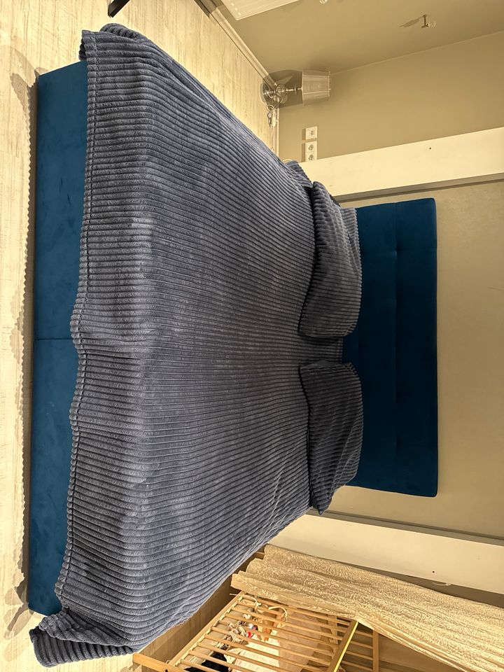 Doppelbett Boxspring Samt Marienblau mit Stauraum ist 1 Jahr alt. in Hamburg