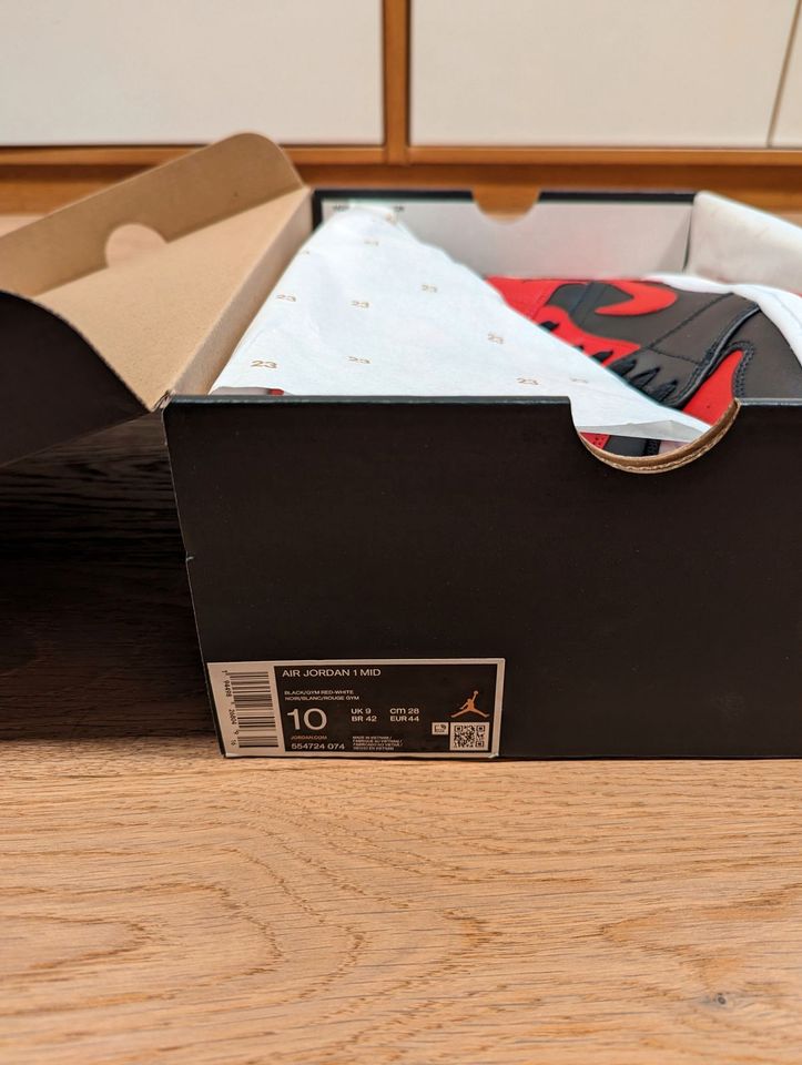 Unter Retail! Nike Jordan 1 Mid Banned Bred US 10 EU 44 NEU in Frankfurt am Main