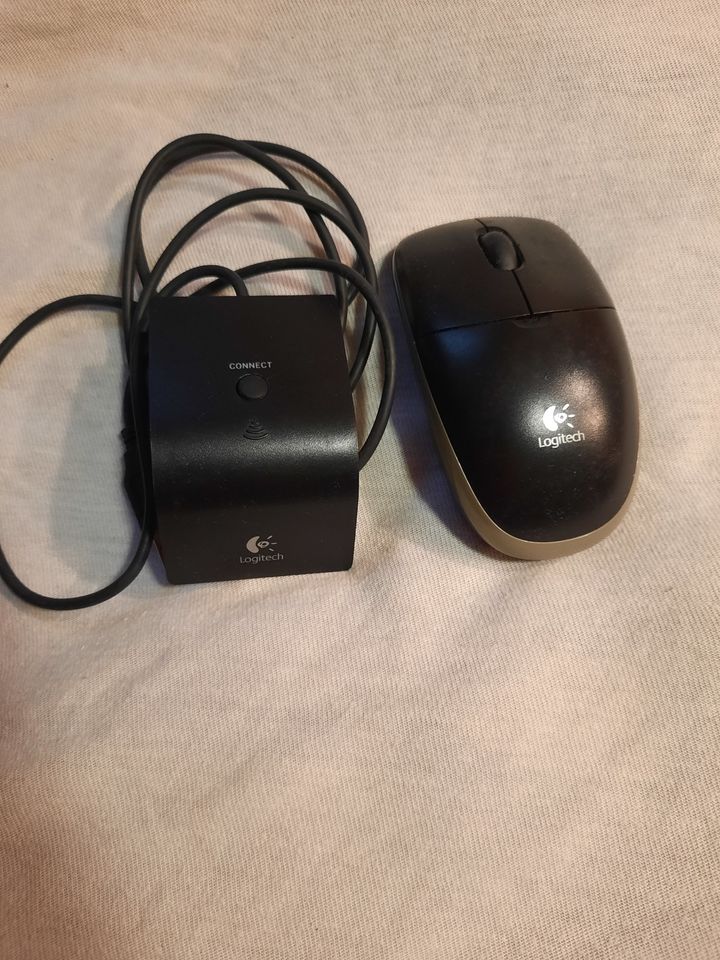 Logitech wireless mouse and receiver M-R0006 in Hamburg