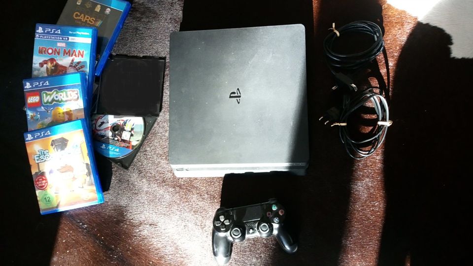 PS4 slim 1TB schwarz mit Spielen in Donaueschingen