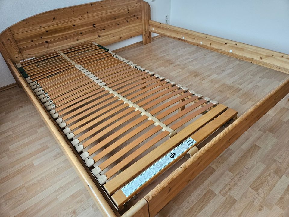 Doppelbett Überlänge 200 x 220 + 1 Lattenrost Massivholz in Gründau