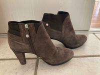 GEOX Stiefelette Absatz 8 cm braun Velour Gr. 39 wie NEU Schleswig-Holstein - Altenholz Vorschau