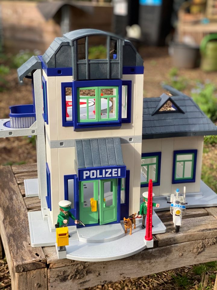 Playmobil Polizeihaus mit viel Zubehör in Bremen