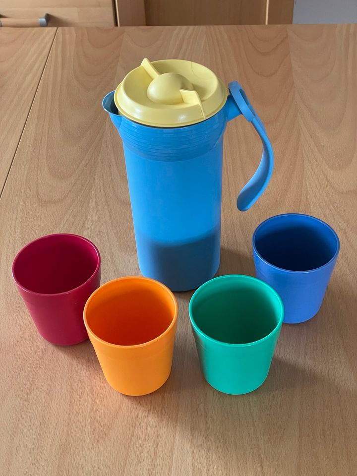 Tupperware Kanne 1,1l + vier Becher ca. 250ml in Hamburg