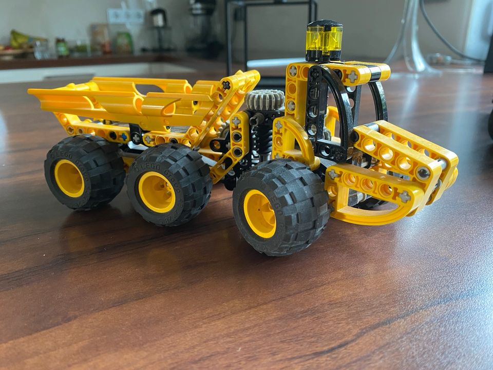 Lego Technic Abschleppwagen + 2 Laster, einwandfreier Zustand in Augsburg