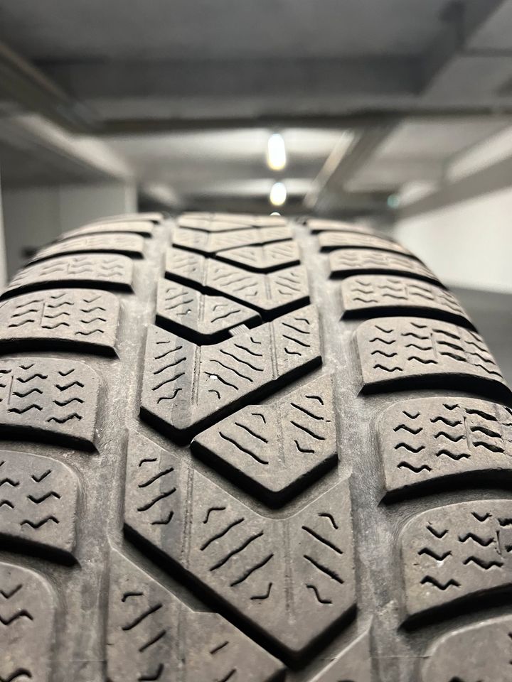 Pirelli Reifensatz 215/60 99H M*S R15 inklusive Felgen in Garbsen