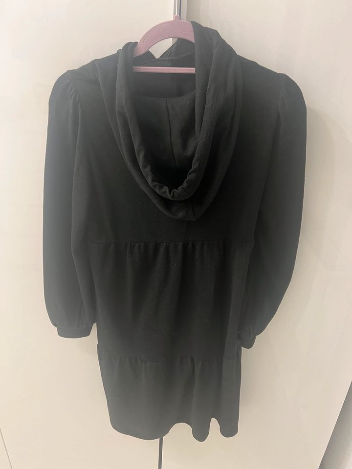 Cooles Kleid mit Kaputze in Oberhausen