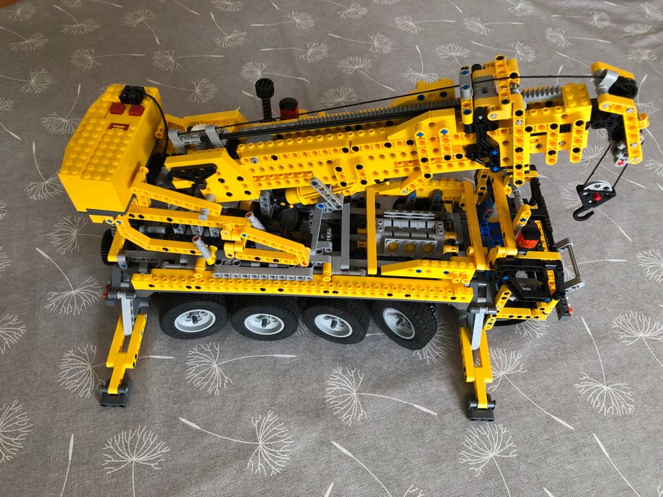 LEGO TECHNIC - Großer Autokran mit Motor und Pneumatik in Erlangen