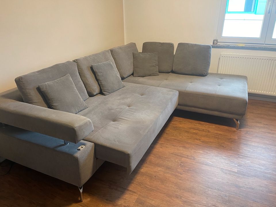 Couch mit elektrischer Sitzfläche in Manubach