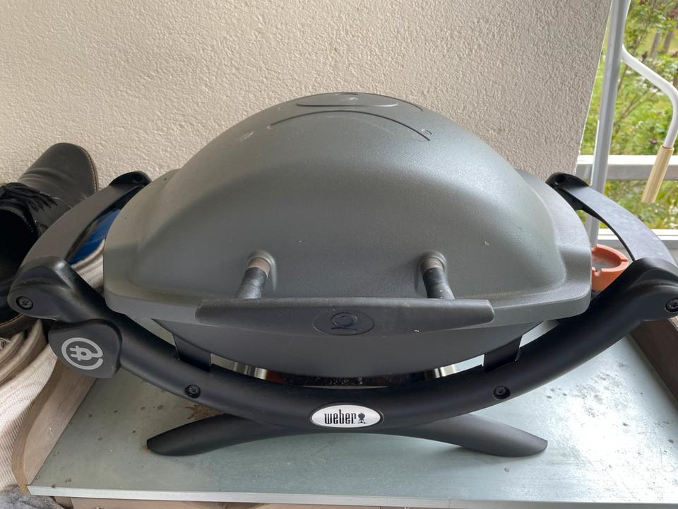 Weber Elektrogrill Q1400 mit Rechnung und Karton und Tisch in München