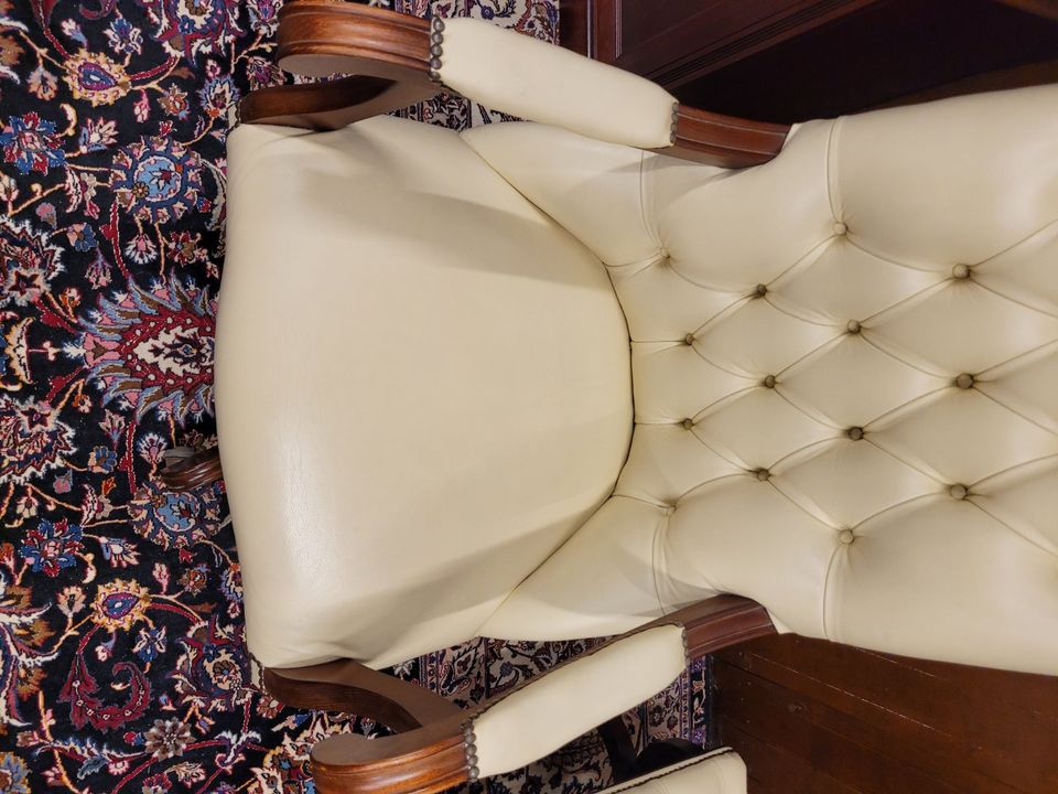 Englischer Springvale Chesterfield Bürostuhl Sessel mit Fußhocker in Brüggen