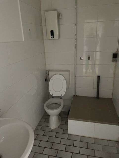 110 qm große, helle Wohnung mit Balkon, 4 Zimmer, KDB, Gäste WC in Duisburg