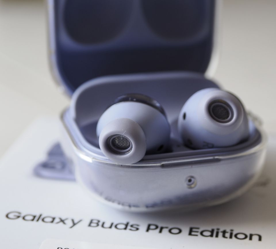 2 x Samsung Galaxy Buds Pro, 1 x violett / 1 x schwarz in Bad König