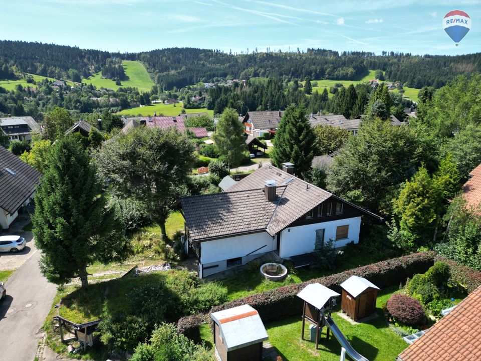 Schön  gelegenes  EFH im Grünen  mit Schwimm- bad und viel Potenzial zum Traumhaus! in Herrischried