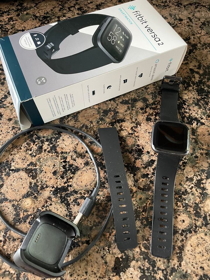 Fitbit Versa 2 schwarz mit original Verpackung in Völklingen