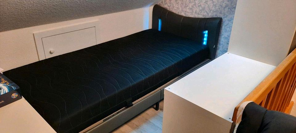 Modernes Bett, Gästebett mit Beleuchtung & Zubehör in Wachtendonk