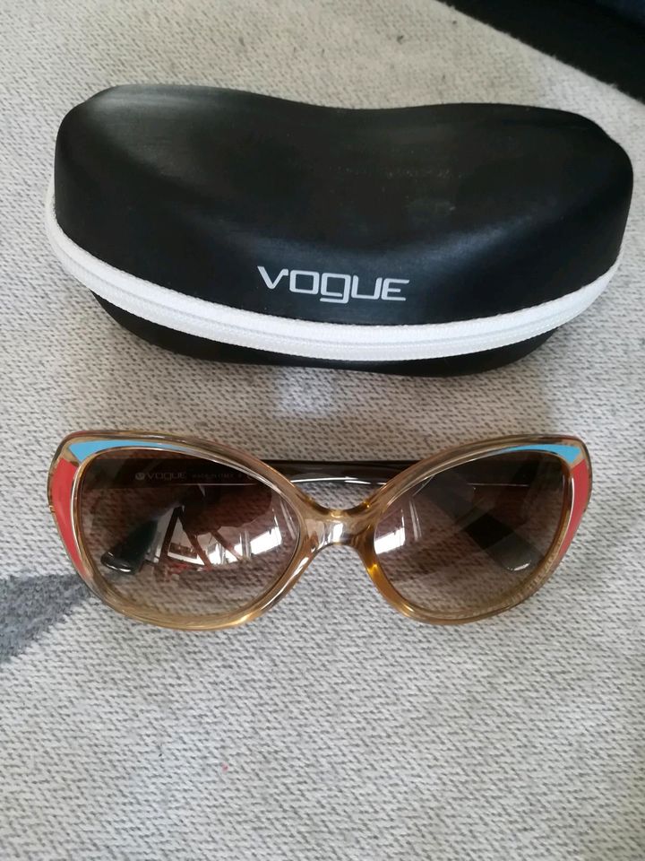 Sonnenbrille von Vogue, passendes Täschchen in Neuhausen