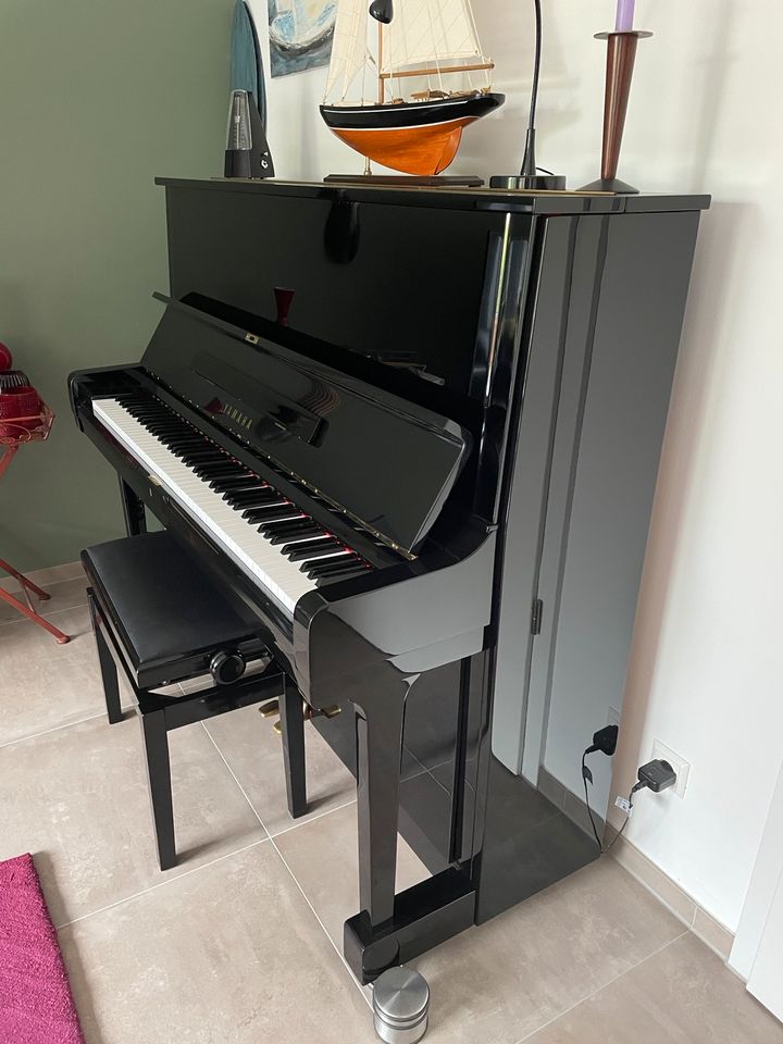 Yamaha Klavier U2 in schwarz Lack in Gütersloh