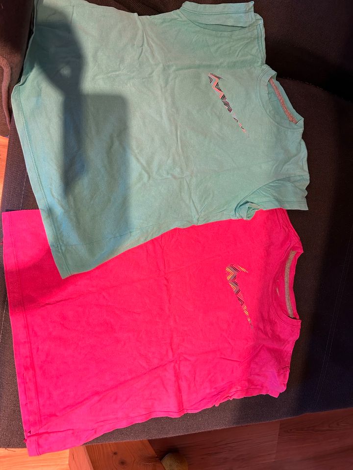 Nike Shirts Pink/Türkis aus den USA Gr. 134- 140 in Berlin