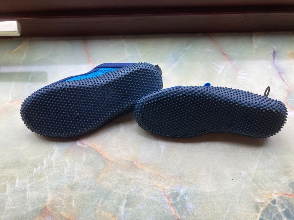 Badeschuhe blau, Größe 30, wie neu in Berlin