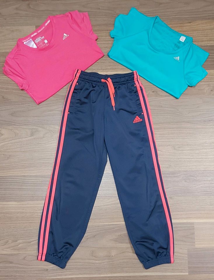 Adidas Sporthose + 2 Shirts Gr. 140 in Markt Schwaben