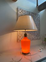 Vintage große Tisch Floor Lampe Orange Glas beleuchtet 70er Niedersachsen - Springe Vorschau