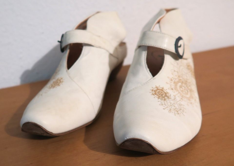 THINK Damenschuhe Sommerschuhe creme/beige Gr. 41,5 NEU, LP 220 € in Höchberg