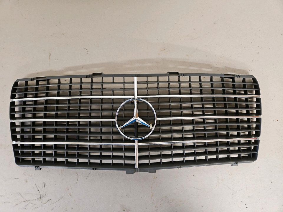 Kühlergrill Mercedes Benz W124 in Teublitz