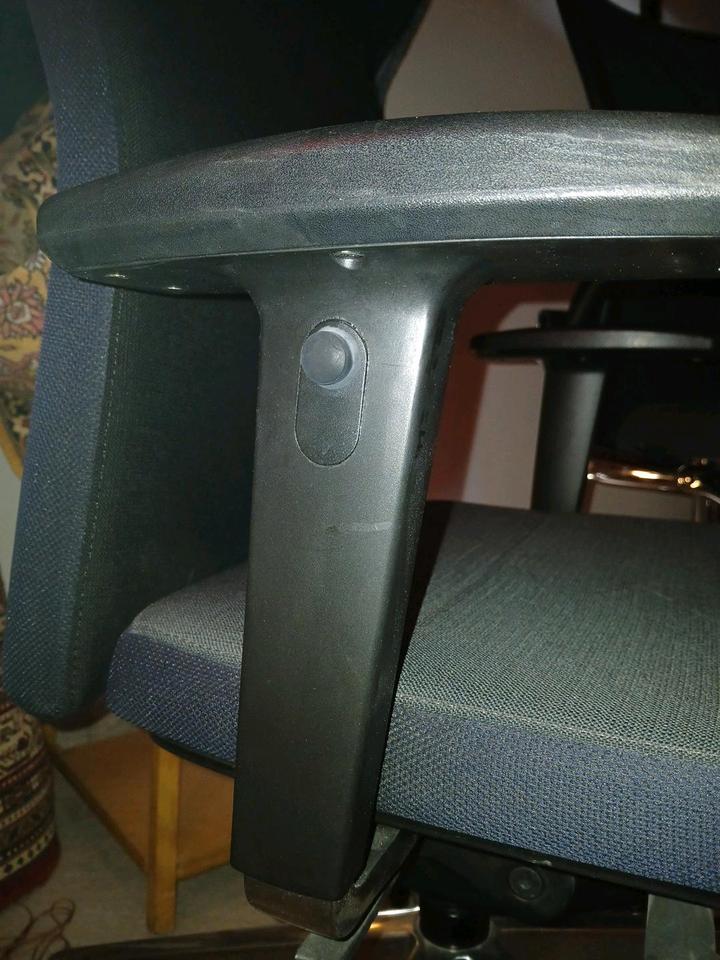 Büroeinrichtung Tisch Lampe Rollcontainer Bürostuhl Büro in München