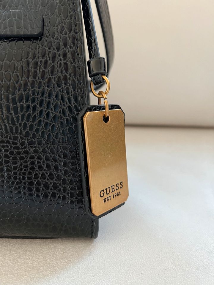 Guess Schultertasche im Croc Stil schwarz in Senden