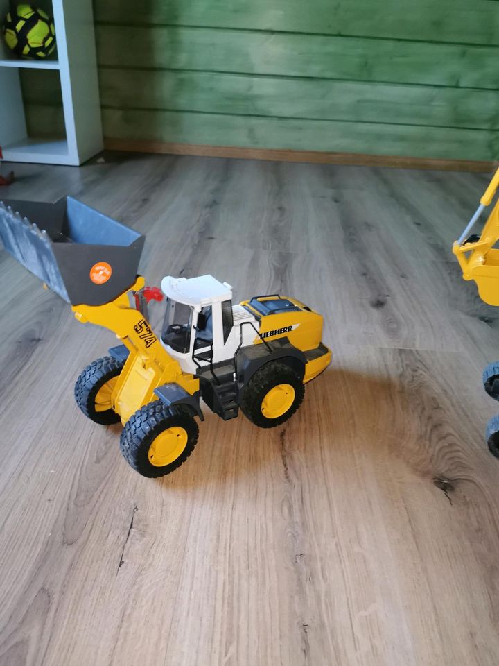 Kinderspielzeug Fahrzeuge von Bruder, Cat und JLG in Eilenburg