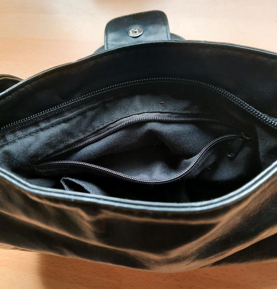 2 schwarze Handtaschen, klein in Bissendorf